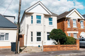 Spacious 6 Bedroom House Close to Beaches and Town